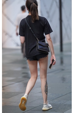 腿上有纹身的热裤妹子(43P)[444M/JPG]