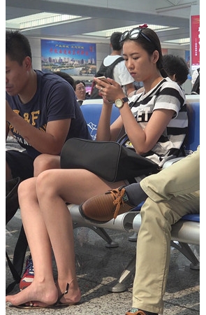 玩手机的美足妹子