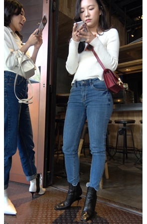 蓝色牛仔裤美女