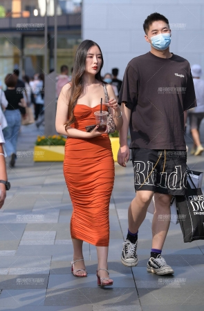 裹胸包臀裙美女