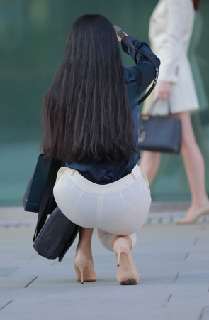 镜头里面的女摄影师