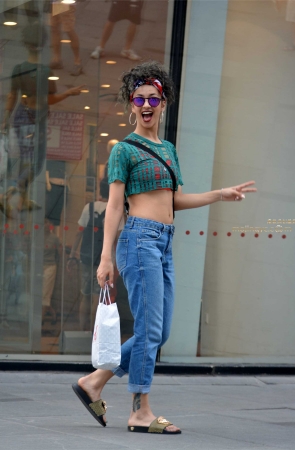 漏脐装、牛仔裤的小老外