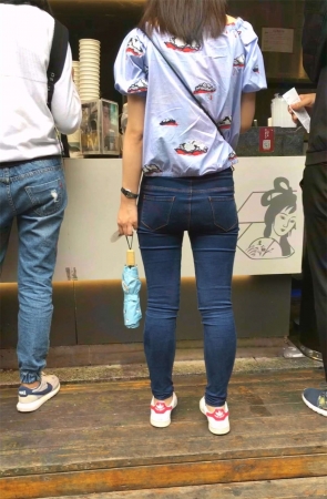 蓝色牛仔裤小美女