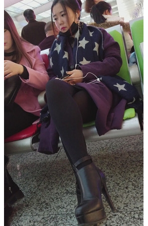 听歌的黑丝美女