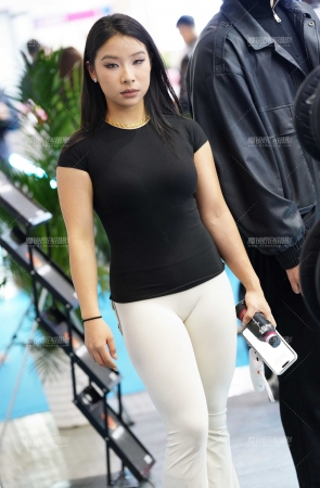 黑衣白色紧身裤