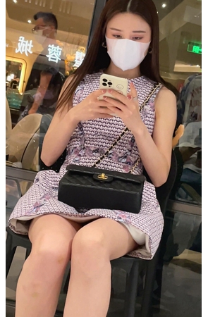 玩手机的美腿小姐姐