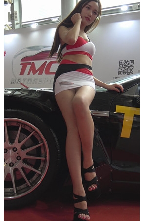 长发性感的车模美眉