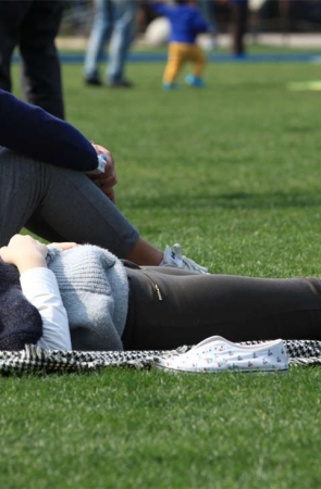 No18 若不是在公园，MM摆出这睡姿就该扑过去了