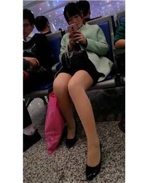 4k-车站候车室遇见光滑肉丝美腿高跟鞋大眼萌妹子