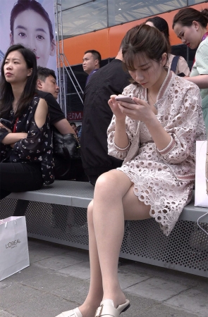 精致的脸庞镂空裙肉丝美女