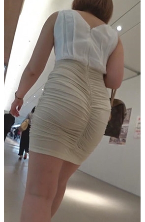 米色紧身裙高跟美腿