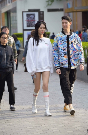 白色卫衣、白靴小姐姐