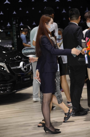 【街拍心灵】汽车销售黑 丝街拍高跟哇噻