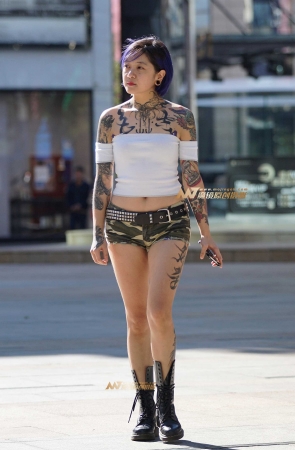 纹身女郎阳光下的月牙