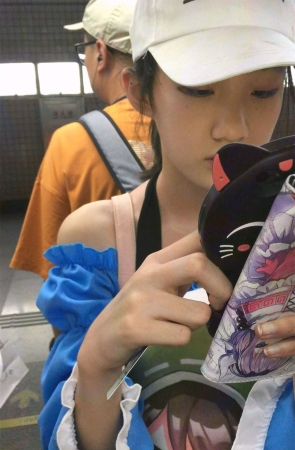 地铁上的牛仔短裙丝袜妞