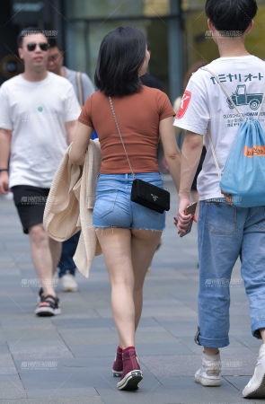 惊人de热裤女孩