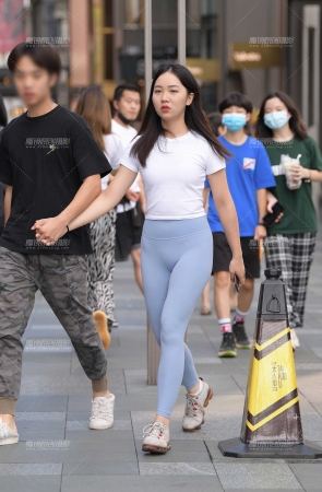 圆润紧身裤女友