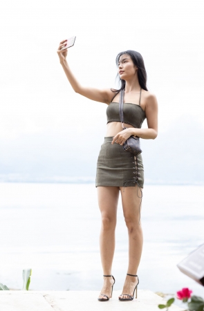 第四篇：绿色短裙美女