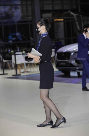 路虎品牌大使美 tui 黑 丝工作站一天累哦