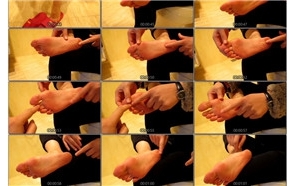 美女浴室暂时粉嫩美脚丫