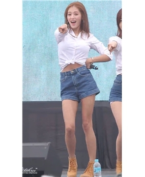 好身材白衬衫长腿热裤MM饭拍秀6则