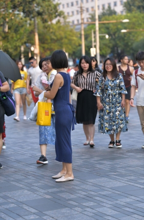 蓝色长裙短发妹子