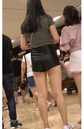 小皮裤丰腴美女[624M/MP4]