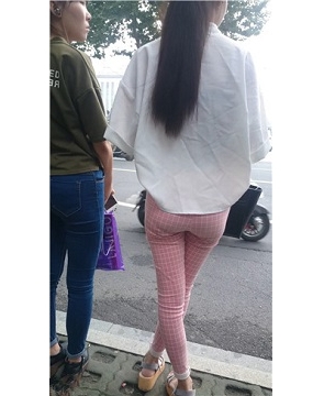 4k-路边等车的粉色格子裤美腿MM [781 MB]