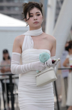 241021-5=99√裹胸包臀裙，白富美 15P