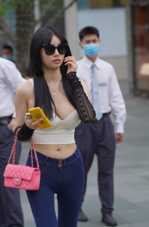 蓝色蜜桃裤美眉身材挺棒