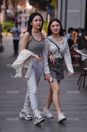 大露背翘臀美女