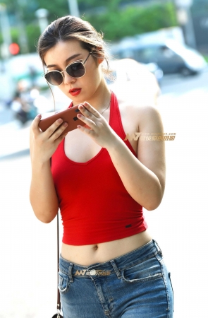 在拍照的红衣牛仔