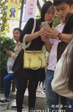 黑丝打底裤大嘴巴美女