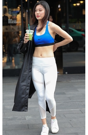 模拍漂亮的白色瑜伽紧身裤美女【套图+视频】