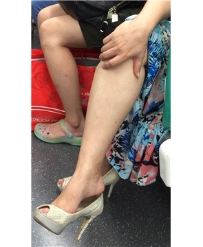 地铁上超级诱惑的鱼嘴高跟鞋美腿少f