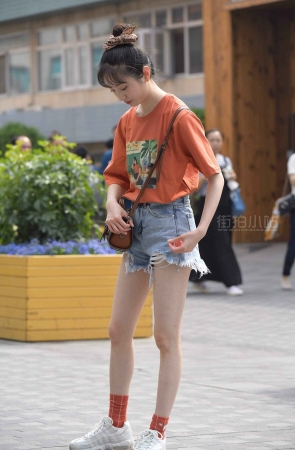 清秀的丸子头热裤小妹