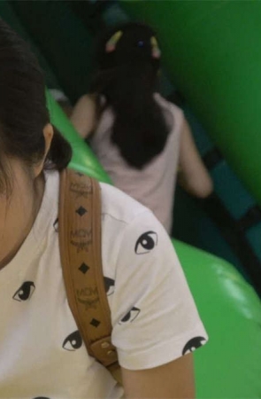 儿童游乐园里漂亮妈妈