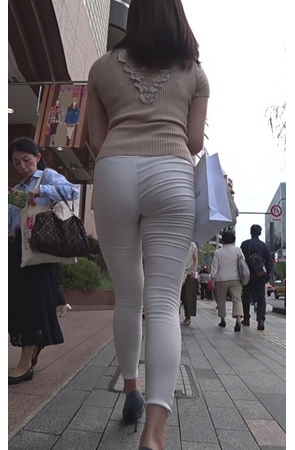 白色紧身裤美妇