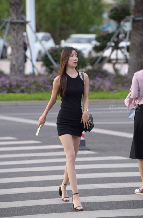 街拍苗条身材短裙丝袜美眉