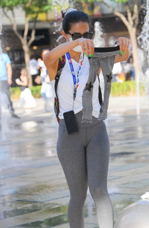 灰色紧身裤辣妈