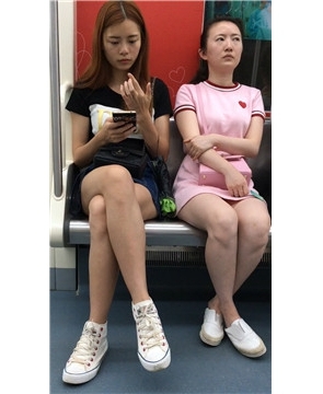 地铁上拍摄两位白腿美眉。