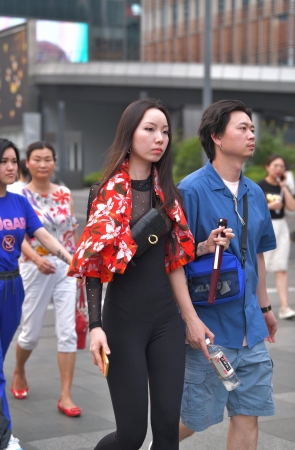 塑身连体服的小姐姐~比较罕见吧