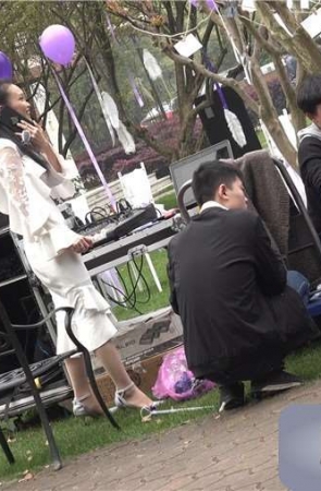 4k-白色连衣裙高跟鞋活动主持街拍美女