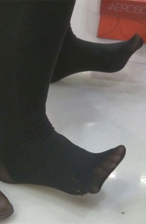 黑丝挺厚，但还是能看出脚型漂亮