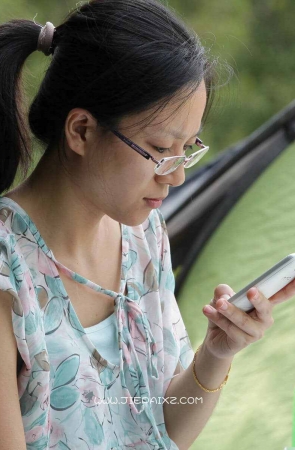 街拍透明短黑丝，相貌清秀美少F