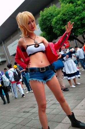 清纯小可爱热裤露脐玩cosplay的萌妹纸