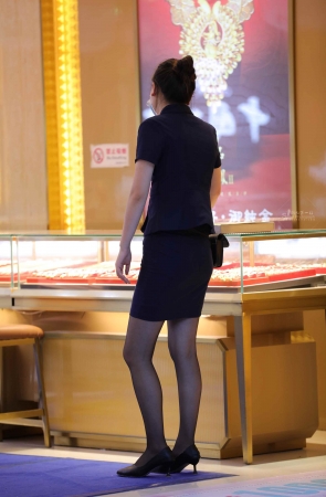 【街拍心灵】金店柜姐街拍黑丝美腿高跟