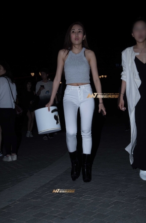 性感的白裤女人