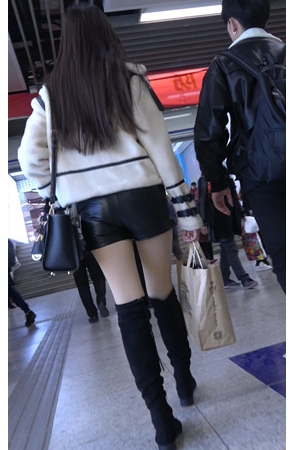 漂亮的黑色皮裤美女