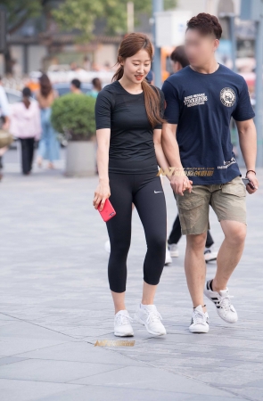 黑色紧身弹力裤展示美好身材